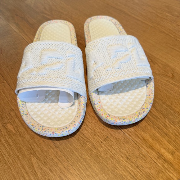 NWT APL Techloom Slide, size 9 - Picture 4 of 5